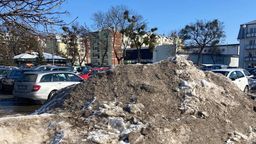 Chełm. Śnieg znika, ale zaspy dalej rosną