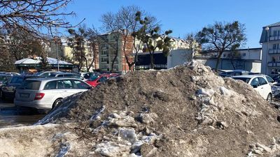 Chełm. Śnieg znika, ale zaspy dalej rosną