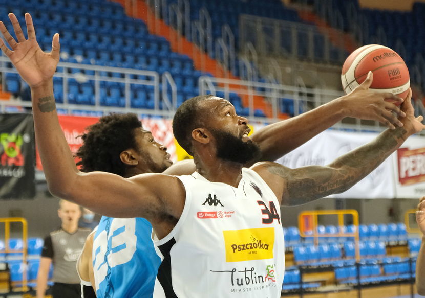 Devin Searcy (w białym stroju) nie będzie dobrze wspominał rywalizacji z GTK Gliwice<br />
<br />
