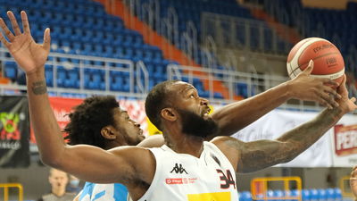 Devin Searcy (w białym stroju) nie będzie dobrze wspominał rywalizacji z GTK Gliwice

