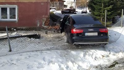 Bychawa. W środku nocy audi wjechało w dom