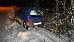 Jak się śpi w seicento? Kierowca miał nawet problem, żeby wydostać się z auta