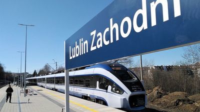 Lublin. Wiszą i milczą. Problem na nowym peronie. "Dla podróżnych to duże utrudnienie"