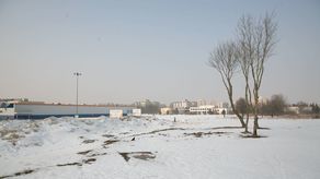 Atrakcyjny grunt przy ul. Wyszyńskiego. PR-BUD Development nie wybuduje tu 5-cio kondygnacyjnego bloku. Teraz TBS będzie chciał wykorzystać lex deweloper i budować tu tak wysokie bloki