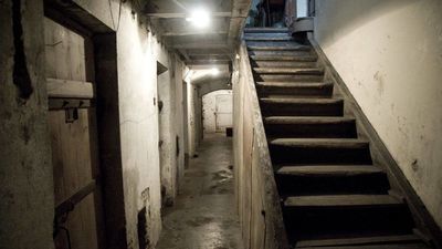 W budynku zachowały się oryginalne cele i drzwi z judaszami