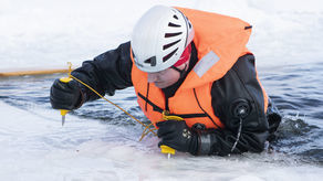 Woda i załamany lód. Ćwiczenia ratowników na Zalewie Zemborzyckim w Lublinie [zdjęcia]