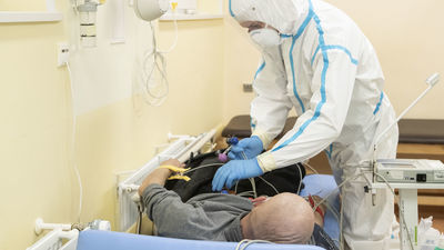 Pracownicy lubelskiego szpitala pracują z zakażonymi, ale dodatku covidowego nie dostali