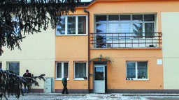 Bezdomny, który w piątek poprosił o pomoc puławskich policjantów, trafił do schroniska przy ul. Rybackiej. Warunkiem przyjęcia był negatywny wynik testu na koronawirusa