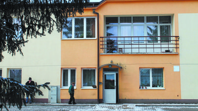 Bezdomny, który w piątek poprosił o pomoc puławskich policjantów, trafił do schroniska przy ul. Rybackiej. Warunkiem przyjęcia był negatywny wynik testu na koronawirusa