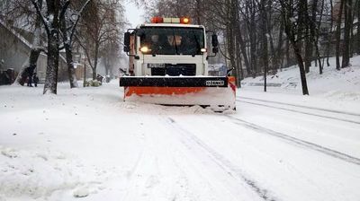 Jedna z pługopiaskarek podczas odśnieżania ul. Słowackiego w Puławach. Intensywne opady prognozowane są do końca dnia