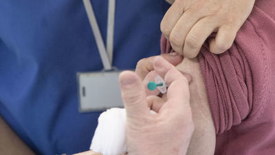 Ludzie boją się AstraZeneca. Co się stanie, jak nie przyjdą na szczepienie?