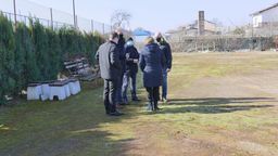 Burmistrz Opola Lubelskiego Sławomir Plis i Dariusz Stachowicz, przewodniczącego Rady Miejskiej przekazują plac budowy lodowiska z funkcją kortu tenisowego przy Szkole Podstawowej nr 2 w Opolu Lubelskim