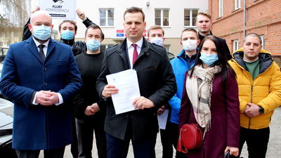 Poseł Jakub Kulesza w środę odwiedził puławski sanepid domagając się od urzędników zaprzestania kontroli i nakładania kar na lokale otwierające się wbrew rządowemu rozporządzeniu.