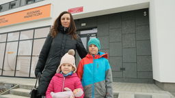 Trudno, nie będzie przedszkola, to będę więcej czasu spędzać z dziećmi na dworze – mówi Dorota Miotła, mama 4-letniej Julii, chodzącej do przedszkola przy ul. Dożynkowej. Na zdjęciu również z 7-letnim synem Antonim