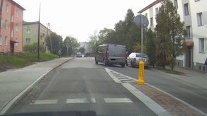 Ul. Nadstawna w Biłgoraju. Jeszcze są drzewa. I parkujące auta