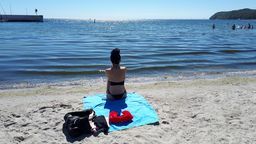 Dane przytaczane przez raport PAN wskazują, że w rejonie Zatoki Gdańskiej Wybrzeże obniża się o 1 mm rocznie