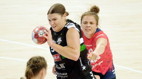 Romana Roszak (w czerwonym stroju) w tym sezonie zdobywa bramki dla Piotrcovii Piotrków Trybunalski. W następnych rozgrywkach będzie reprezentować barwy lubelskiej Perły

