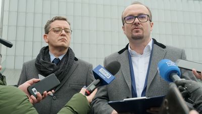 Maciej Sz. nie działał w moim imieniu, ani za moją wiedzą, nigdy ze mną ani z żadną inną osobą, która miałaby ze mną to ustalić lub mi przekazać o tym nie rozmawiał – pisze Piotr Kowalczyk (po prawej)