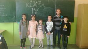 Krzysztof Banaszczyk, nauczyciel z Bezwoli z uczniami