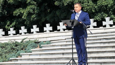 Paweł Maj na cmentarzy wojennym w Puławach