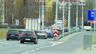 Miasto uważa, że spiętrzenie ruchu na dojeździe do skrzyżowania w godzinach szczytu jest na tyle duże, że wskazane jest przekształcenie buspasów w wydzielone pasy do skrętu w prawo