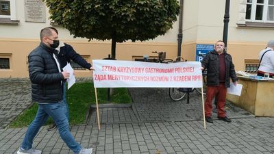 Protest branży gastronomicznej przez Lubelskim Urzędem Wojewódzkim