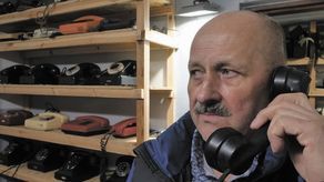 Halo, dzwonię z ubiegłego wieku. Telefoniczna kolekcja Henryka Świerszcza [reportaż wideo]