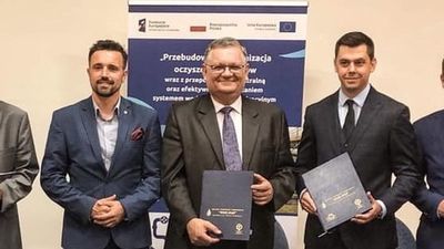 Prezesi Wod–Kanu (od prawej Ernest Jaroszek i Janusz Bystrzyński) podczas podpisania umowy na przebudowę miejskiej oczyszczalni