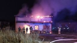 Ogień buchał pod niebo. Spłonął warsztat samochodowy w Turce