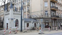 Budynek znany jako „domek odźwiernego” powstał pod koniec XIX wieku. Był częścią parkowego ogrodzenia, a dokładnie stróżówką, bo wówczas park zamykano na noc. Czterech oferentów chce go wynająć