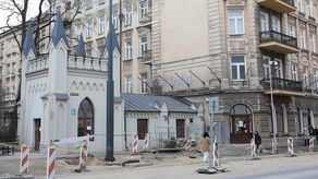 Budynek znany jako „domek odźwiernego” powstał pod koniec XIX wieku. Był częścią parkowego ogrodzenia, a dokładnie stróżówką, bo wówczas park zamykano na noc. Czterech oferentów chce go wynająć