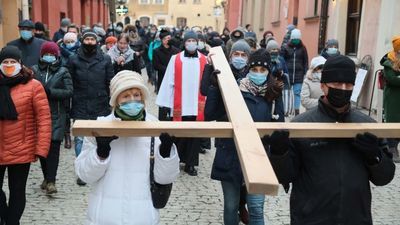 Modlili się za osoby uzależnione i ich rodziny. Droga krzyżowa na ulicach Starego Miasta [zdjęcia]