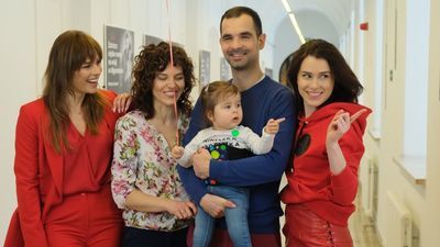 Nina z rodzicami i Nataszą Urbanską oraz Anną Marią Sieklucką