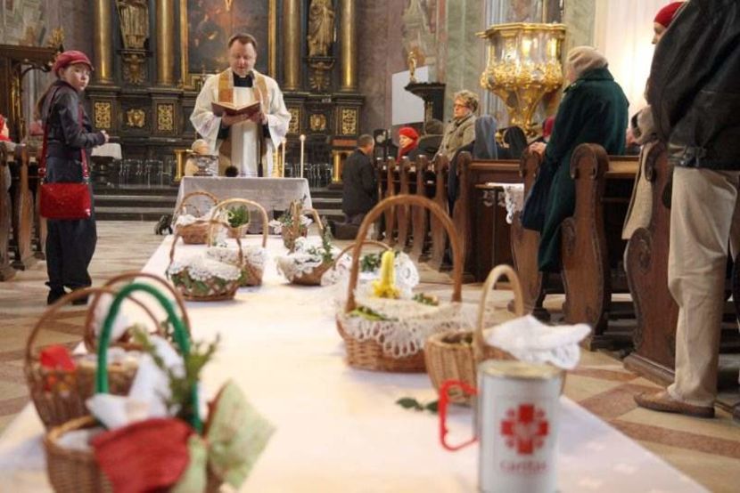 Święcenie pokarmów może się odbyć nie tylko w świątyni, ale także na zewnątrz kościoła