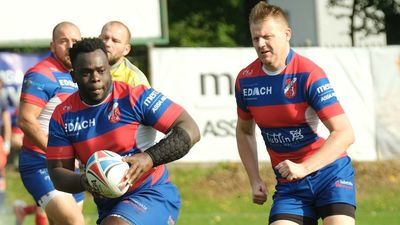 Royal Mwale (z piłką) przerwę zimową spędził w Hiszpanii, na wypożyczeniu do klubu z Almerii. Rozegrał 11 meczów, wszystkie skończyły się wygraną jego drużyny