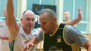 Tomasz Celej (z piłką) to największa gwiazda rozgrywek LNBA