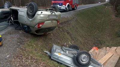 Opel z przyczepką na dachu. Kierowca i pasażer mieli dużo szczęścia