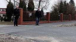 wójt gminy Chełm i radny Andrzej Derlak przed szkołą w Uhrze.