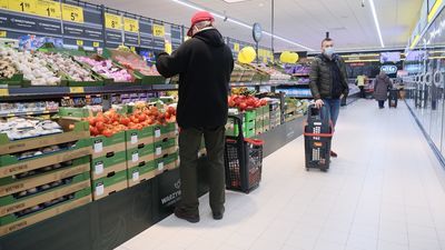 Polacy zmieniają plany na Wielkanoc. Ile wydamy, gdzie zrobić najtańsze zakupy?