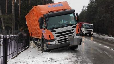 Ciężarówka wpadła w poślizg. Naczepa zmiotła z drogi smarta