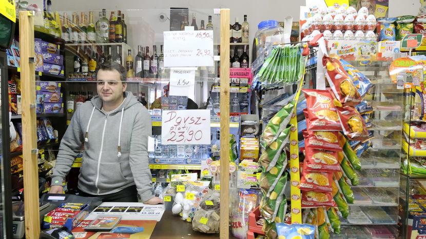 – Składowanie tych butelek może być dużym problemem dla małych sklepów – mówi pan Marcin, który na lubelskim Kośminku prowadzi nieduży spożywczy