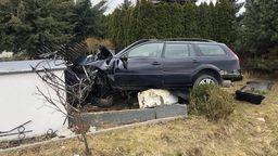 Ford roztrzaskał się na betonowym ogrodzeniu domu