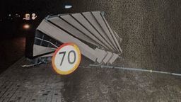 Pasażerom będzie wiało, bo kierowca staranował przystanek autobusowy