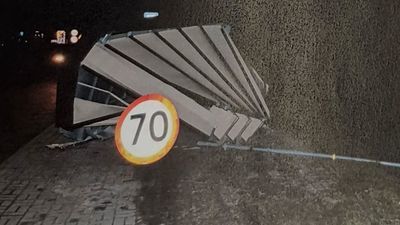 Pasażerom będzie wiało, bo kierowca staranował przystanek autobusowy