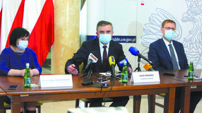 14 marca poinformowano o pierwszym zgonie w regionie – wspominał wojewoda