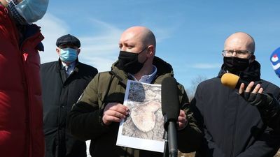 O znalezieniu kolejnych kości poinformowali radni PiS, którzy rano zaprosili dziennikarzy na konferencję prasową na górkach czechowskich, w pobliżu budowanej tu alejki łączącej Czechów i Sławin