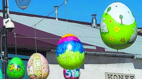 Półmetrowe pisanki wiszą nad Hrubieszowem