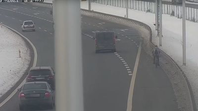 Rowerem po obwodnicy Lublina. Obok samochody mknące 120 km/h [nagranie]