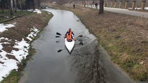 Dwóch śmiałków w kajaku. Zimą przetarli szlak na Uherce 