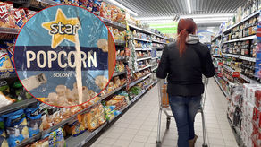 Ochroniarz przekonuje, że klientka ukradła tę paczkę popcornu za 3,19 zł